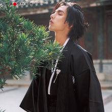 Charger l'image dans la galerie, KIMONO HOMME BLACK SAMOURAÏ – kimono samouraï noir classique à manches longues et ceinture OBI, fabriqué en tissu coton-polyester durable