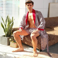 Charger l'image dans la galerie, KIMONO POUR HOMME PRINCE avec un élégant col rouge et un tissu satiné luxueux pour un confort ultime.
