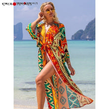 Charger l'image dans la galerie, Kimono de plage coloré et élégant, aux tons orange et jaune vifs et aux imprimés fruités. Le kimono plage fruits de la passion offre un look de plage décontracté et tendance.