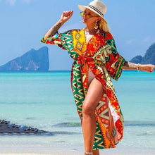 Charger l'image dans la galerie, Kimono de plage coloré et élégant, aux tons orange et jaune vifs et aux imprimés fruités. Le kimono plage fruits de la passion offre un look de plage décontracté et tendance.