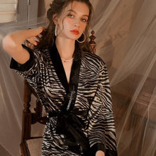 Charger l'image dans la galerie, sexy-kimono, kimono-sexy-zebre-pour-femme