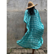 Charger l'image dans la galerie, Kimono turquoise bohème en coton impression feuilles, kimono bohème élégant avec imprimé feuilles vibrantes, parfait pour l'été.