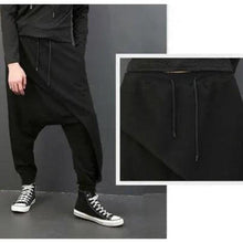 Charger l'image dans la galerie, Pantalon Ázumi noir, style japonais large, alliant confort et élégance pour un look casual et streetwear unique.