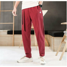 Charger l'image dans la galerie, Pantalon Kogeki rouge, alliant confort et style, inspiré du kimono, parfait pour un look moderne à Kyoto.