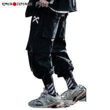 Charger l'image dans la galerie, Pantalon Techwear Rikujo noir, moderne et fonctionnel, parfait pour les skateurs au style urbain.