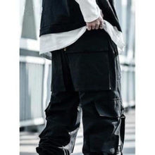 Charger l'image dans la galerie, Pantalon Techwear Rikujo, moderne et fonctionnel, apprécié par les skateurs japonais pour son style urbain.
