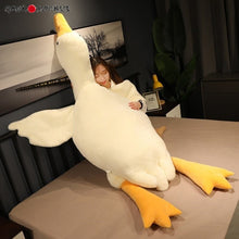 Charger l'image dans la galerie, Peluche Sora le cygne – Ultra douce, hypoallergénique et parfaite pour la détente et les câlins.