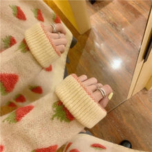 Charger l'image dans la galerie, Pull japonais Kawaii en tricot motifs fraises - Kimono Japonais