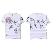 Charger l'image dans la galerie, T-shirt Envol de grues, design japonais en 3D avec grue au soleil levant, idéal pour un style romantique et confortable.