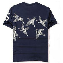 Charger l'image dans la galerie, T-shirt Envol de grues avec motif de grues japonaises, doux et confortable pour un look romantique et stylé.
