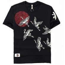 Charger l'image dans la galerie, T-shirt Envol de grues, design japonais 3D avec grues sous le soleil levant, doux et confortable.