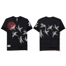 Charger l'image dans la galerie, T-shirt Envol de grues avec motif de grues japonaises et soleil levant, confortable et stylé pour tous les jours.