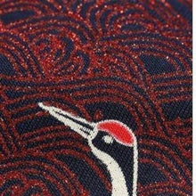Charger l'image dans la galerie, T-shirt Envol de grues avec impression 3D d'une grue japonaise sur fond stylisé, idéal pour un look romantique.