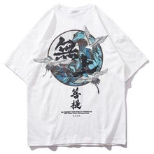 Charger l'image dans la galerie, T-shirt Grues en mer avec un design hip-hop, représentant des grues sur des vagues tumultueuses, style japonais.