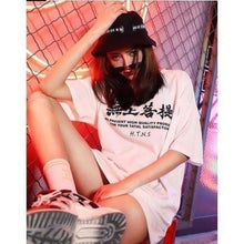 Charger l'image dans la galerie, T-shirt Grues en mer au design hip-hop, évoquant les tempêtes japonaises avec un confort optimal.