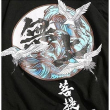 Charger l'image dans la galerie, T-shirt Grues en mer avec design hip-hop, représentant des grues sur des vagues agitées, parfait pour un style décontracté.