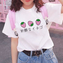 Charger l'image dans la galerie, T-shirts Arufabetto avec un motif de fraises et de caractères japonais, parfaits pour apprendre le japonais tout en s'amusant.