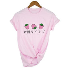 Charger l'image dans la galerie, T-shirts Arufabetto en rose, illustrant des fraises et l'écriture japonaise, parfaits pour apprendre le japonais.
