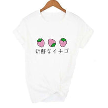 Charger l'image dans la galerie, T-shirts Arufabetto avec motif de fraises et écriture japonaise, parfaits pour apprendre en s'amusant.