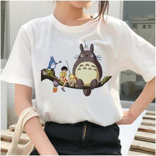 Charger l'image dans la galerie, T-shirts Ko avec Totoro et amis, inspirés par le charme des Mangas Japonais, parfaits pour les fans de culture nippone.