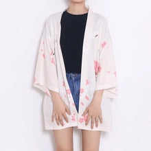 Charger l'image dans la galerie, Veste kimono pour femme représentant le mont Fuji et des fleurs de cerisier, fabriquée en polyester doux pour un look élégant, confortable et stylé.