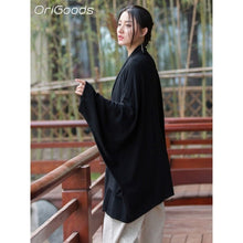Charger l'image dans la galerie, Veste Kimono Femme Street Yoga en coton soyeux à manches longues et fermeture boutonnée, parfaite pour les tenues décontractées ou habillées.