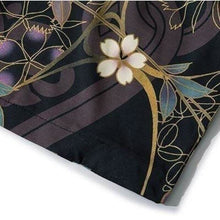 Charger l'image dans la galerie, Détails élégants de la Veste Kimono Santa Geisha, un hommage à la grùce des Japonaises traditionnelles.