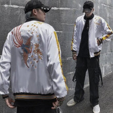 Charger l'image dans la galerie, Veste Sukajan Dragon Homme avec motif dragon brodé et fermeture zippée, inspirée du streetwear japonais. Consultez le guide des tailles avant de commander.