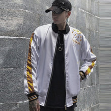 Charger l'image dans la galerie, Veste Sukajan Dragon Homme avec motif dragon brodé et fermeture zippée, inspirée du streetwear japonais. Consultez le guide des tailles avant de commander.