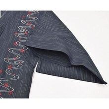 Charger l'image dans la galerie, Yukata Japonais Homme Chiaki en bleu, motifs ondulations, alliant confort et tradition japonaise, collection Ki.