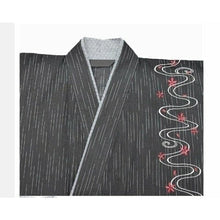 Charger l'image dans la galerie, Yukata Japonais Homme Chiaki, kimono bleu à motifs ondulations, parfait pour un style traditionnel et élégant.