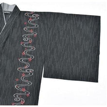 Charger l'image dans la galerie, Yukata Japonais Homme Chiaki, kimono bleu avec motifs ondulations, alliant confort et tradition japonaise.