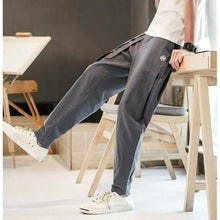 Charger l'image dans la galerie, Pantalon Kogeki, alliant confort et style japonais, parfait pour une démonstration de karaté, tendance à Kyoto.