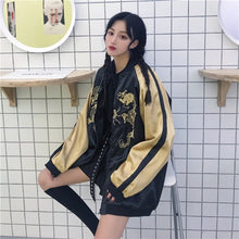 Charger l'image dans la galerie, Veste Sukajan Dragon Or avec broderie dragon dorée détaillée, fabriquée au Japon.