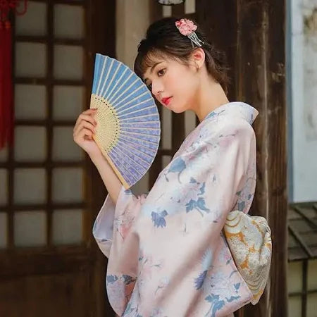 Découvrez l'Art de la Mode Japonaise : Kimonos et Vêtements Traditionnels pour Femmes