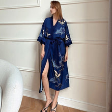 Charger l&#39;image dans la galerie, KIMONO FEMME BLEU NUIT GRUE - Kimono Japonais
