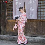 Kimono Femme Sakura Broderie avec broderie sakura, fabriqué en coton et polyester pour plus de confort.