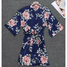 Charger l&#39;image dans la galerie, Kimono Femme Satin Bleu Fleurs Tokyo - Kimono Japonais
