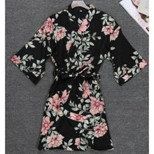 Charger l&#39;image dans la galerie, Kimono Femme Satin Noir Fleurs Tokyo - Kimono Japonais
