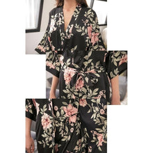Charger l&#39;image dans la galerie, Kimono Femme Satin Noir Fleurs Tokyo - Kimono Japonais
