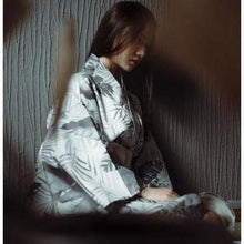 Charger l'image dans la galerie, Kimono traditionnel ´Karma´ Kimono Femme Kimonojaponais
